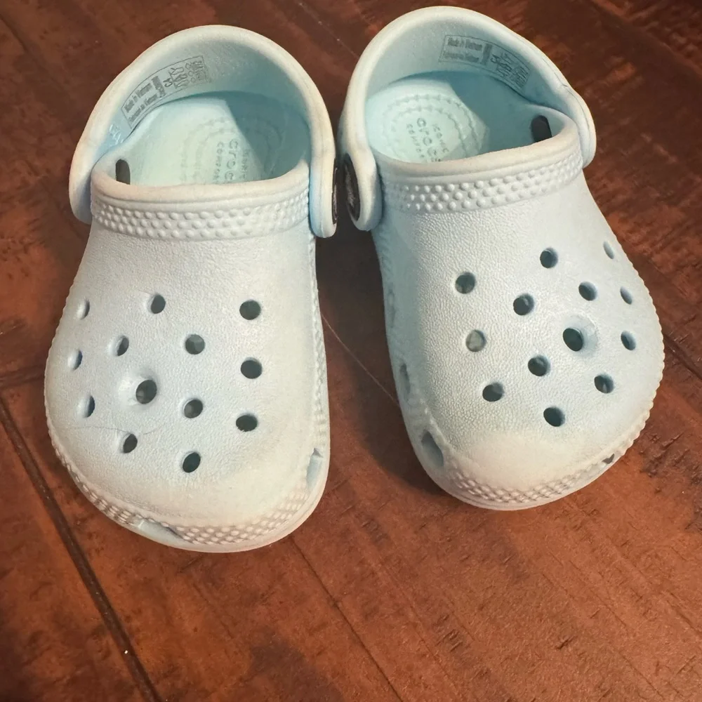 Crocs Kids Classic Clog - Light Blue. Child size 4